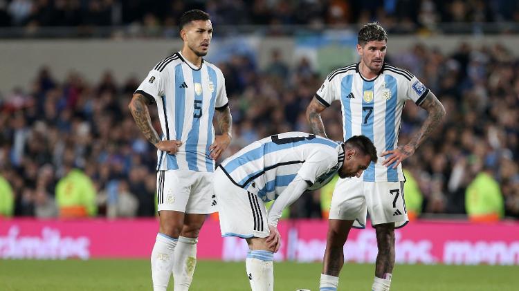 Messi, da Argentina, se prepara para cobrar falta contra o Paraguai nas Eliminatórias