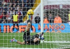 Goleiro campeão do mundo faz gol contra bizarro no Inglês; assista - Eddie Keogh/Getty Images