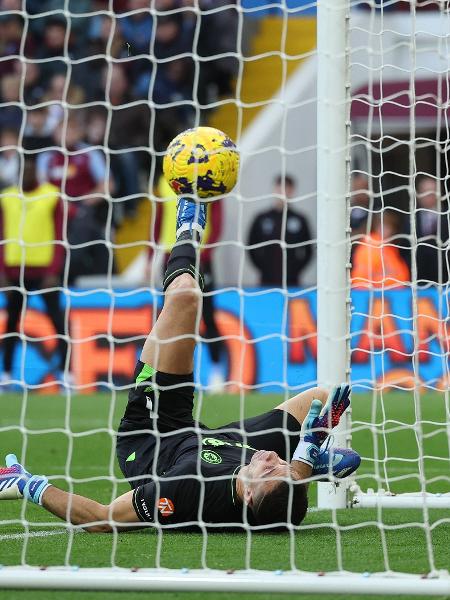 Goleiro Dibu Martínez, do Aston Villa, marca gol contra no jogo contra o Luton Town, pelo Inglês