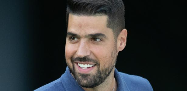 A presença do acento agudo no nome do técnico do Corinthians: explicação necessária.