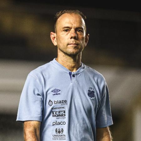 Kleiton Lima, ex-técnico do Santos, no jogo contra o Corinthians, pelo Brasileiro feminino - Reinaldo Campos/Agif
