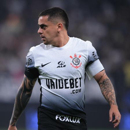 Fagner, do Corinthians, sentiu uma lesão ainda no 1º tempo da vitória contra o Racing-URU