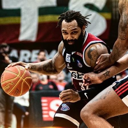 David Jackson, do Franca, tenta lance em jogo contra o Flamengo pelo jogo 4 das finais do NBB