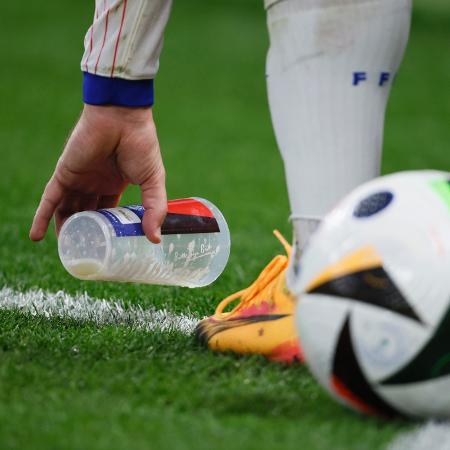 Copos foram arremessados em campo em mais de uma oportunidade durante o torneio - Richard Sellers/Sportsphoto/Allstar via Getty Images