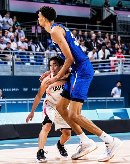 Foto flagra momento em que o armador japonês Yuki Togashi vira 'miniatura' ao tentar marcar o francês Victor Wembanyama na partida de basquete realizada no dia 30