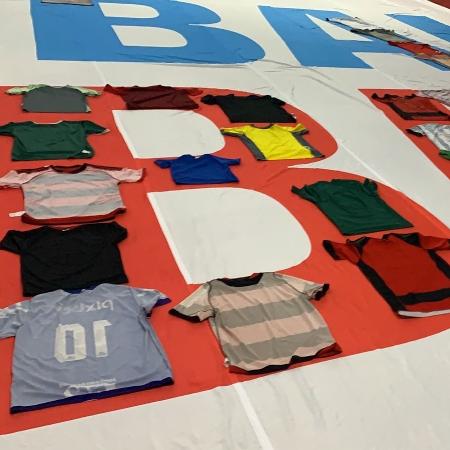 Bandeirão do Bahia com camisas de outros clubes 