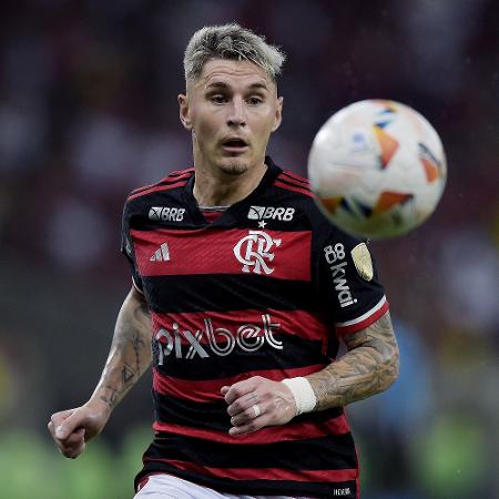 Varela em ação durante Flamengo x Peñarol, confronto da Libertadores