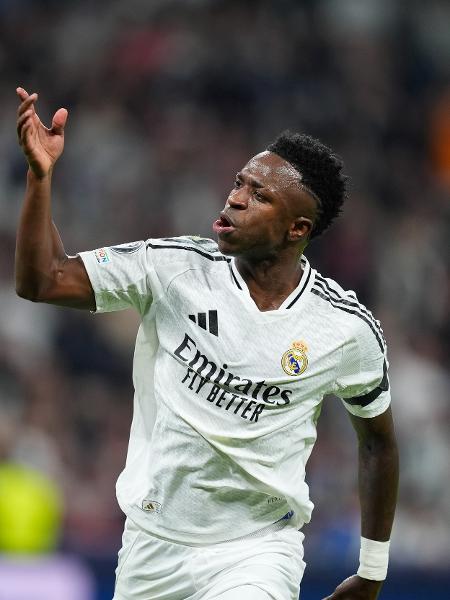 Vini Jr comemora gol marcado pelo Real Madrid contra o Milan na Champions League