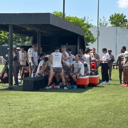 Jogadores do Corinthians chegam ao treino desta quarta-feira (27)