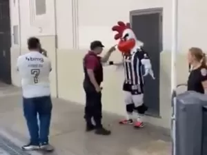 Mascote Galo Doido leva dura da PM na Argentina: 'comportamento inadequado'