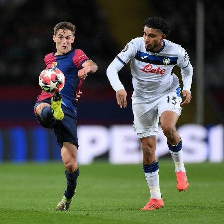 Gavi, do Barcelona, e Ederson, da Atalanta, disputam a bola em partida da Champions League - David Ramos/Getty Images