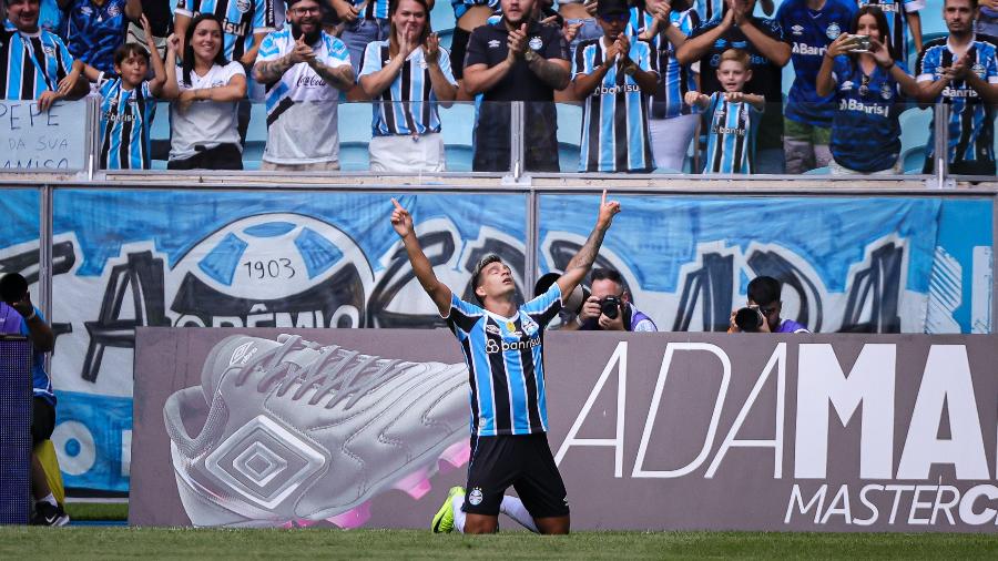 Cristaldo comemora após marcar para o Grêmio Cristaldo comemora após marcar para o Grêmio