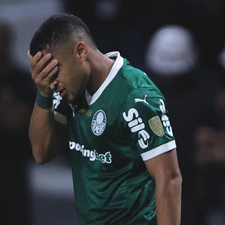 Vitor Roque se lamenta durante Palmeiras x Cerro Porteño, confronto da Libertadores Vitor Roque se lamenta durante Palmeiras x Cerro Porteño, confronto da Libertadores