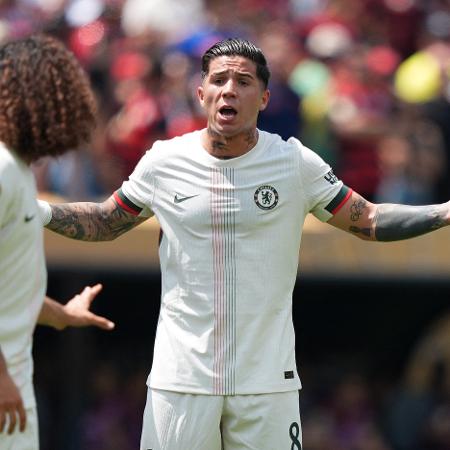 Enzo Fernandez reclama com Cucurella durante derrota do Chelsea para o Flamengo, no Mundial - Kyle Ross/Reuters