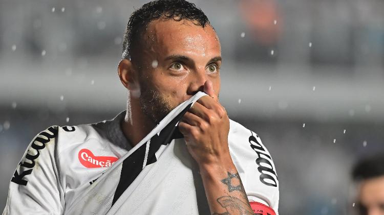 Guilherme comemora gol marcado pelo Santos contra o São Paulo no Brasileirão Guilherme comemora gol marcado pelo Santos contra o São Paulo no Brasileirão