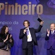 'Orgulho de casa': Lucas Pinheiro celebra fa&ccedil;anhas no esqui ao lado da av&oacute;