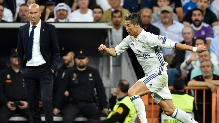 Cristiano Ronaldo é observado por Zidane em duelo do Real contra o Bayern - AFP