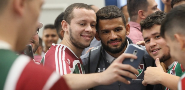 Jadson recebe o carinho de tricolores no aeroporto - Lucas Merçon/Fluminense