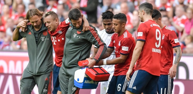 Rafinha é retirado de campo após sofrer falta de Karim Bellarabi, do Bayer Leverkusen - Guenter Schiffmann/AFP