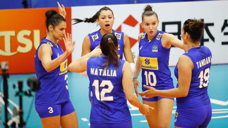 Jogadoras da seleção brasileira comemoram ponto conquistado contra o Quênia - Divulgação/FIVB