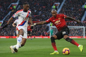 Ashley Young, lateral do Manchester United - LINDSEY PARNABY/AFP - LINDSEY PARNABY/AFP