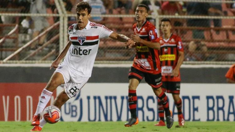 Igor Gomes, jogador do São Paulo, carrega a bola em jogo contra o Ituano - Marcello Zambrana/AGIF - Marcello Zambrana/AGIF
