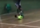 Atleta derruba e dá pisão na cabeça de adversário durante torneio de futsal - Reprodução Youtube