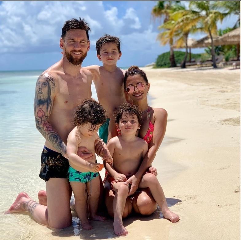 Antonela posta foto com filhos e Messi 