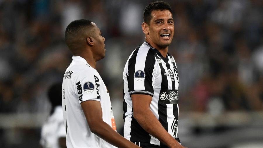 Diego Souza sorri durante partida entre Botafogo e Atlético-MG - Mauro Pimentel/AFP