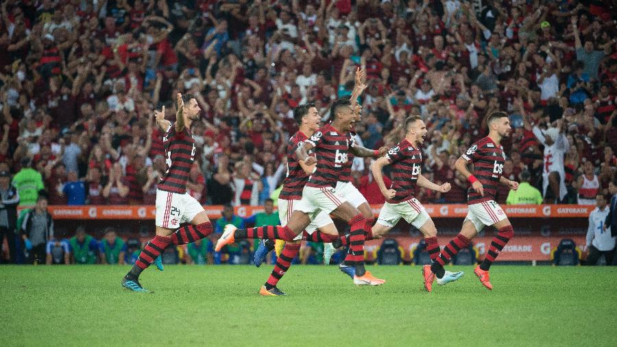 Time do Flamengo comemora vitória contra o Emelec; Rubro-negro volta atenções para o Brasileiro - Alexandre Vidal e Marcelo Cortes/Flamengo