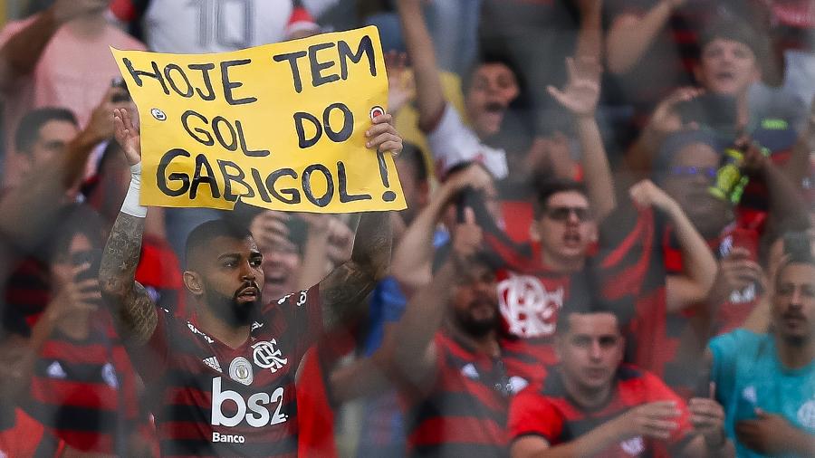 Gabigol, do Flamengo, segura cartaz após marcar contra o Palmeiras - Buda Mendes/Getty Images