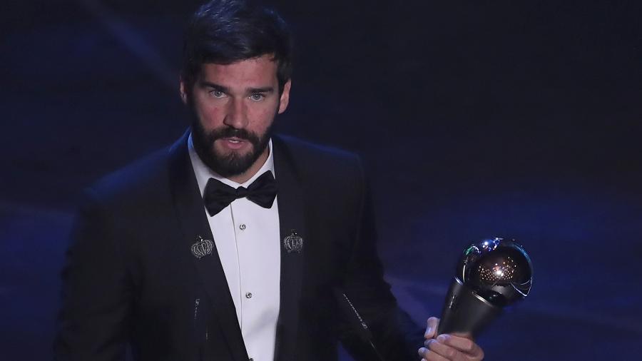 Alisson discursa após levar o prêmio de melhor goleiro da Fifa - Emilio Andreoli/Getty Images