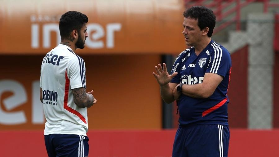 Técnico Fernando Diniz conversa com Liziero durante treino do São Paulo - Rubens Chiri / saopaulofc.net 