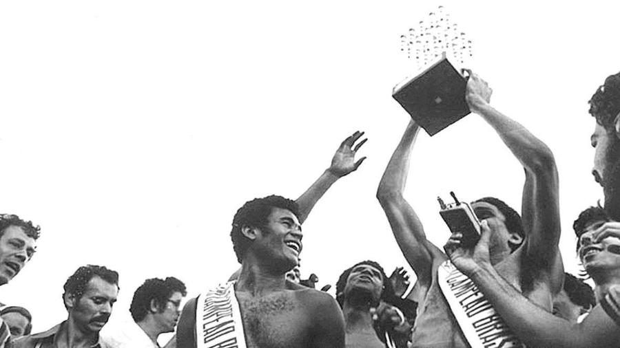 Jogadores do Inter comemoram o título do Brasileirão de 1979, torneio de 94 times que foi boicotado por Santos e São Paulo - Fernando Santos/Folhapress