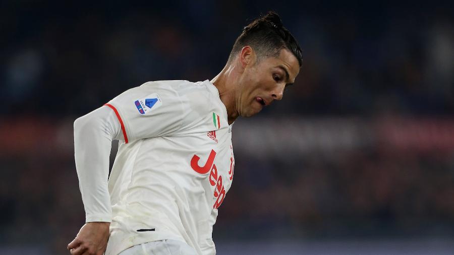 Cristiano Ronaldo aplica drible durante a partida entre Juventus e Roma - Paolo Bruno/Getty Images