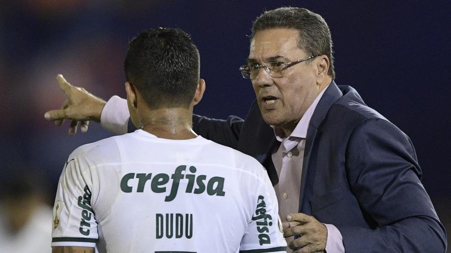 Luxemburgo orienta Dudu durante duelo Tigre x Palmeiras, pela Libertadores, no começo de março - Juan Mabromata/AFP
