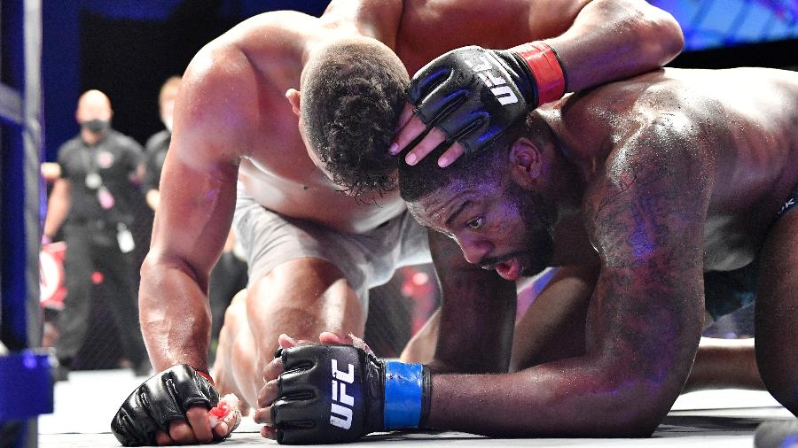 Alistair Overeem consola Walt Harris após luta no UFC - Douglas P. DeFelice/Getty Images