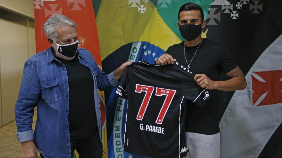 Vice de futebol José Luiz Moreira apresenta Guilherme Parede: dirigente ganhou a confiança do elenco do Vasco - Rafael Ribeiro / Vasco