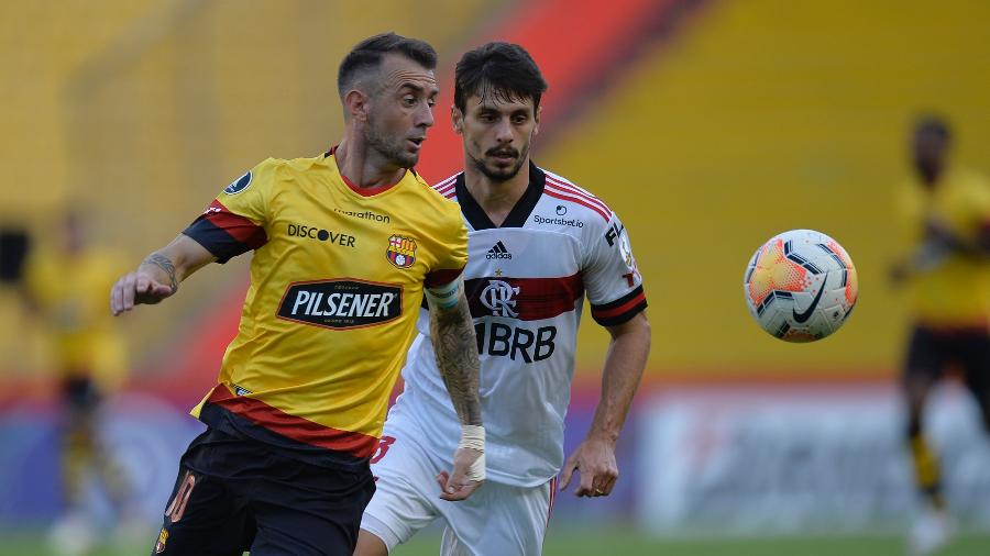 Rodrigo Caio disputa bola com Damian Diaz durante Barcelona de Guayaquil x Flamengo - RODRIGO BUENDIA / POOL / AFP