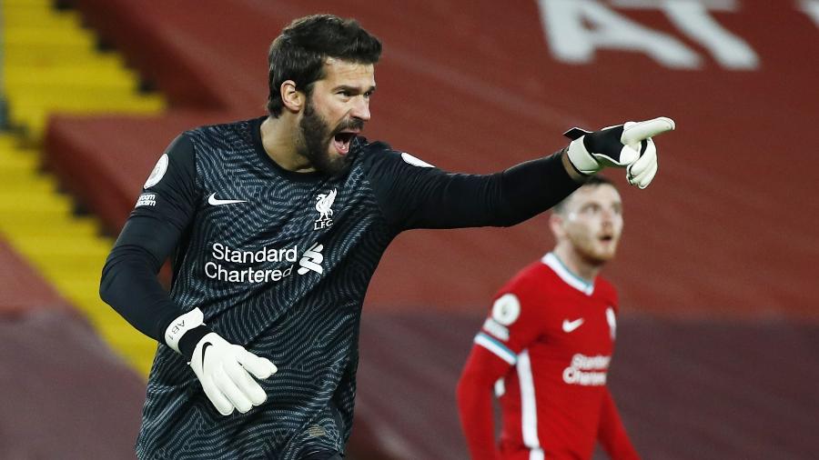 Alisson comemorou a vitória do Liverpool contra o Arsenal, pelo Campeonato Inglês - REUTERS/Jason Cairnduff