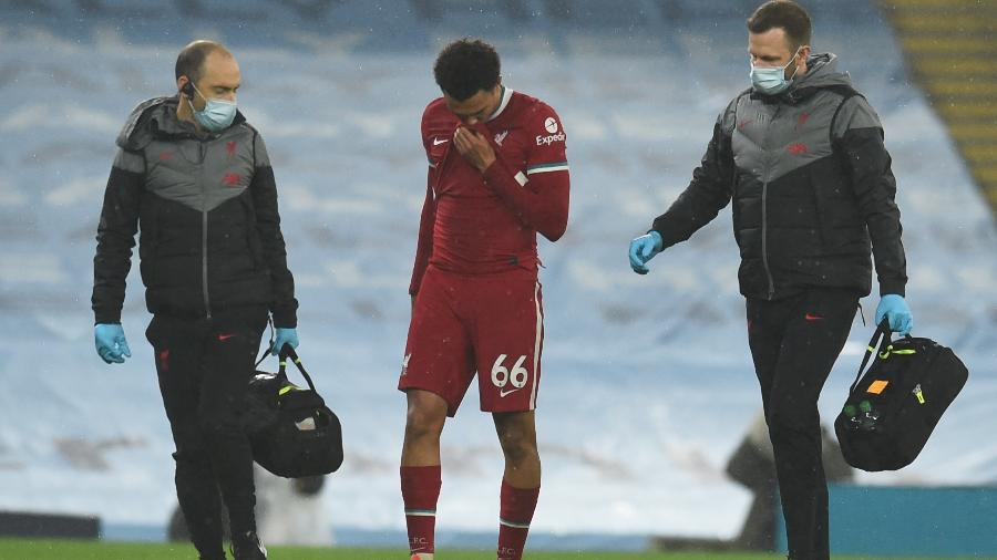 Trent Alexander-Arnold, do Liverpool, deixa o campo machucado durante jogo contra o Manchester City - Andrew Powell/Getty Images