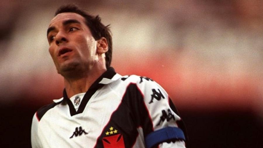 Edmundo em ação contra o Botafogo durante o Brasileiro de 1997 - Matthew Ashton/Getty Images