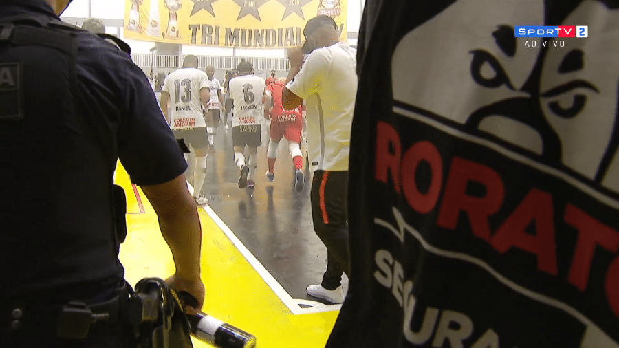 Policiais dispersam jogadores do Corinthians na final da Liga Nacional de futsal com gás de pimenta - Reprodução?SporTV