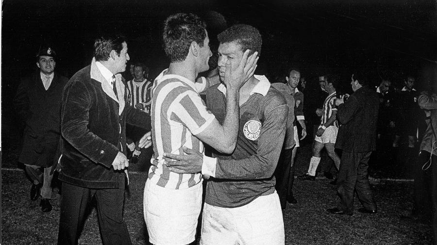 Servílio cumprimenta jogador do Estudiantes na final da Taça Libertadores de 1968 - Arquivo/Estadão
