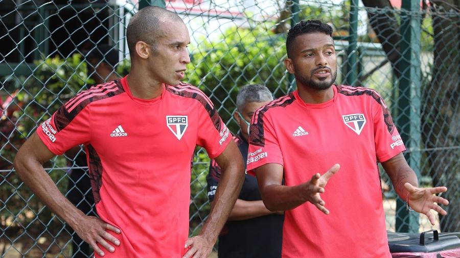 Miranda conversa com Reinaldo em seu 1º treino após o retorno ao São Paulo, nesta quarta-feira - Divulgação/SPFC