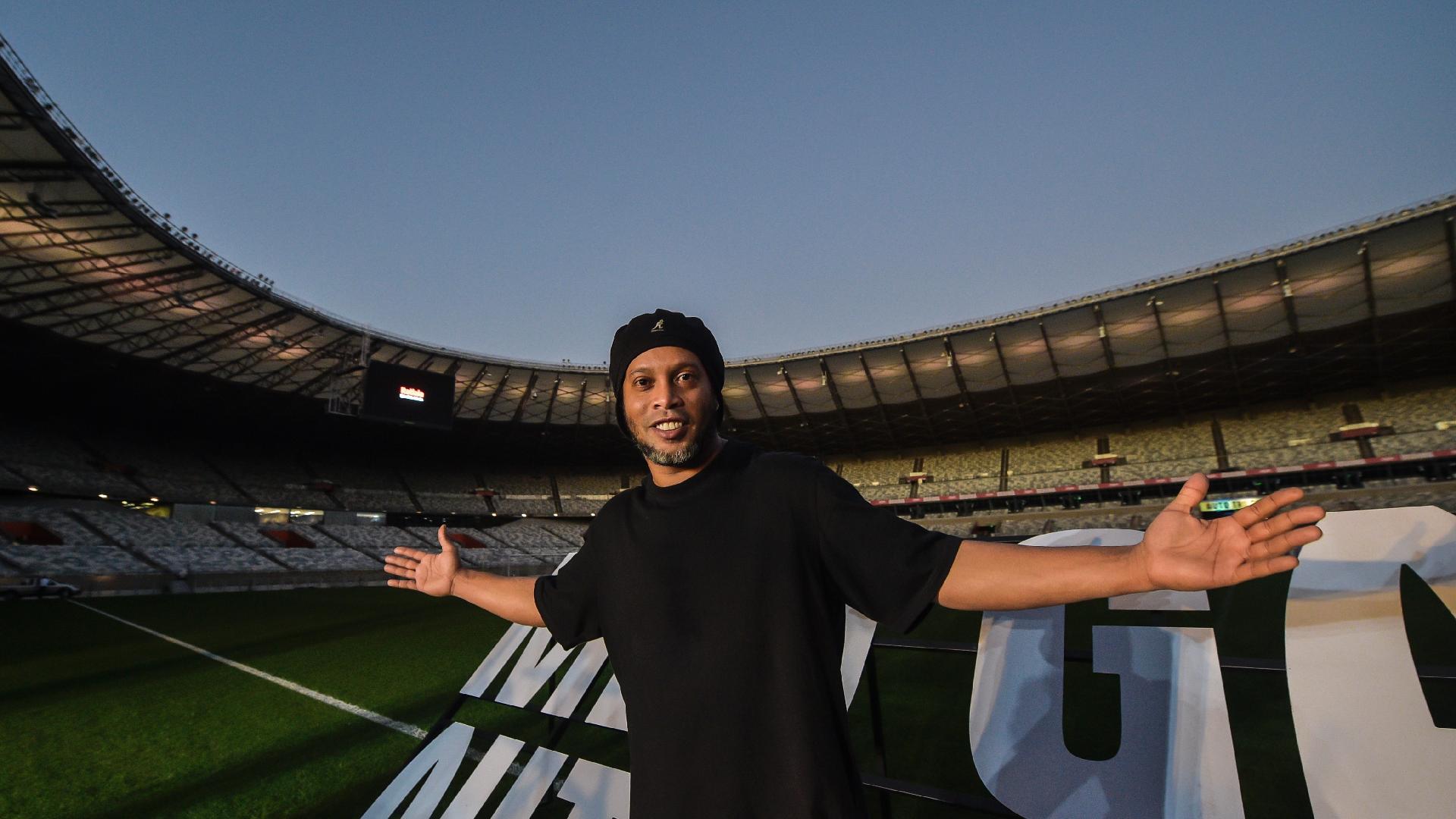 Ronaldinho e Roberto Carlos participam de jogo com famosos em Orlando, futebol internacional