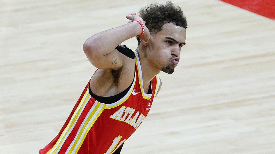 Trae Young, do Atlanta Hawks, celebra ponto sobre 76ers pela NBA - Tim Nwachukwu/Getty Images