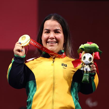 Mariana D'Andrea exibe medalha de ouro conquistada no helterofilismo