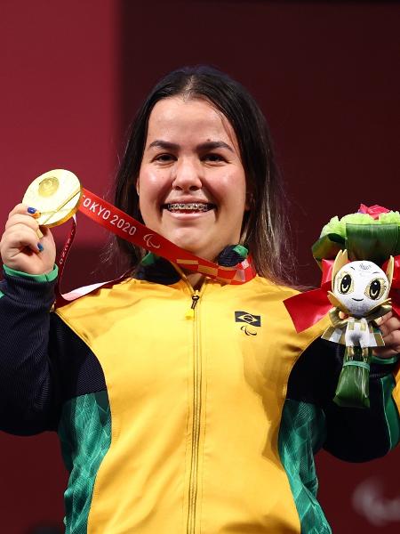 Mariana D'Andrea exibe medalha de ouro conquistada no helterofilismo