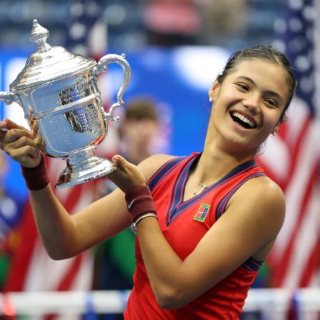 Emma Raducanu com o troféu de campeã do US Open 2021 - Getty Images
